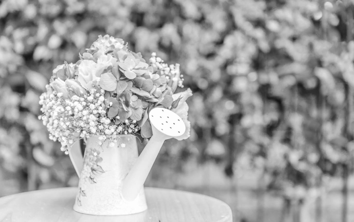 Proses pembuatan rangkaian bunga dengan ketelitian dan cinta dari tim ahli